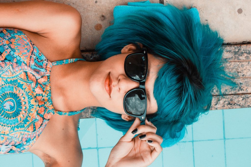 Adolescente aux cheveux bleus et lunettes de soleil
