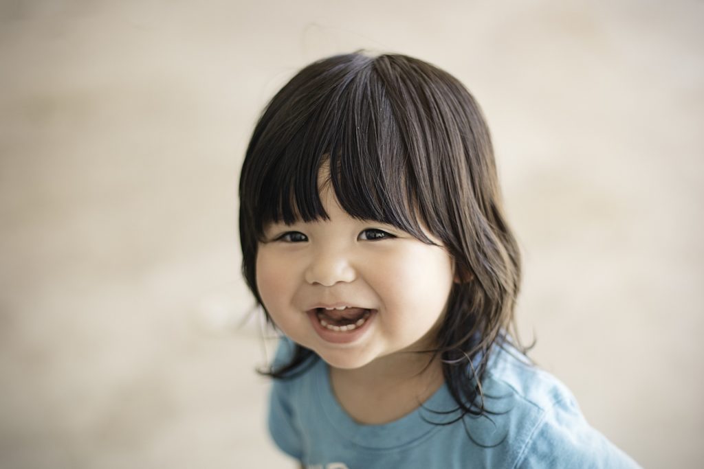 psychologue: petite fille qui sourit