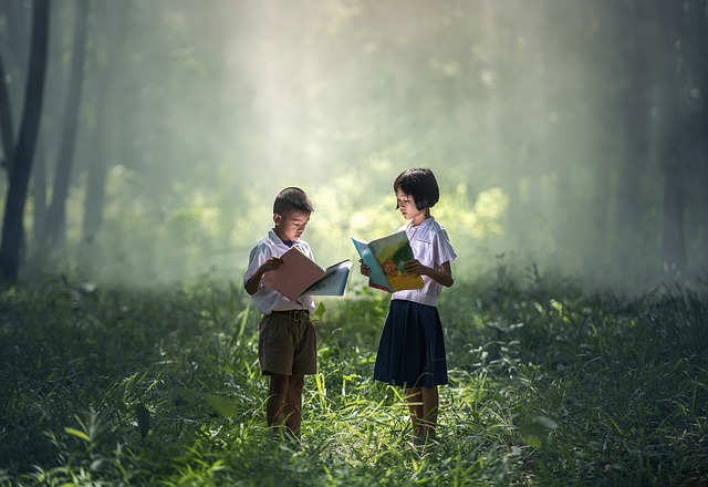 école : deux enfants asiatiques apprennent leur leçon dans une forêt