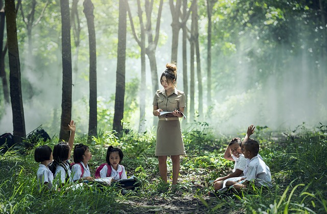 école : une institutrice thaila,daise fait cours à ses élèves dans la jungle 