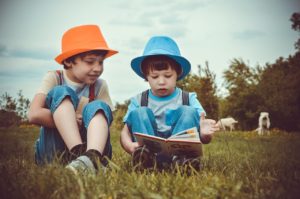 développement du langage chez l'enfant: deux enfants lisent un livre
