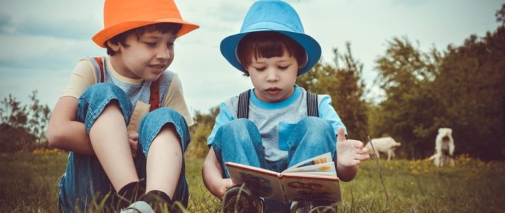 développement du langage chez l'enfant: deux enfants lisent un livre